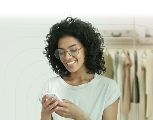 Pessoa com seu celular registrando sua marca com a registre.se com agilidade